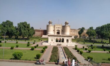 "Indus Valley Tour: Explore the Picturesque North of Pakistan on an Adventure"